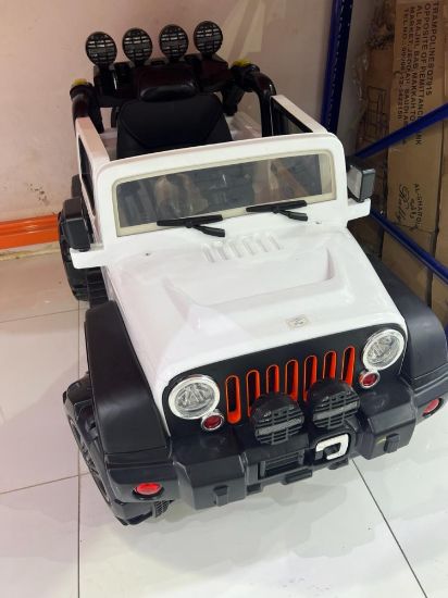 صورة جيب أطفال كهربائي عسكري